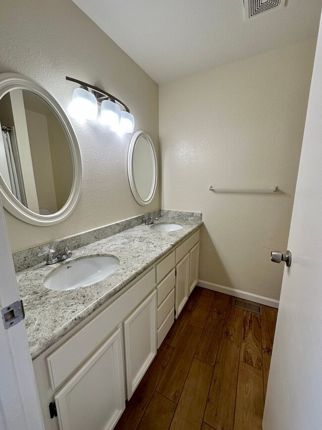 Building Photo - Spacious 3 Bed 2.5 Bath in Newark!