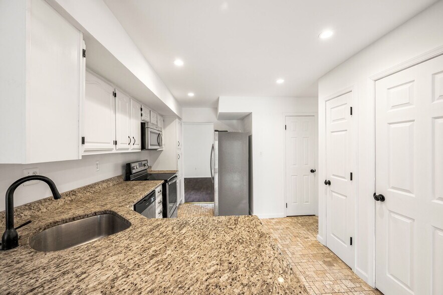 Building Photo - 302 Pinebrooke Cir