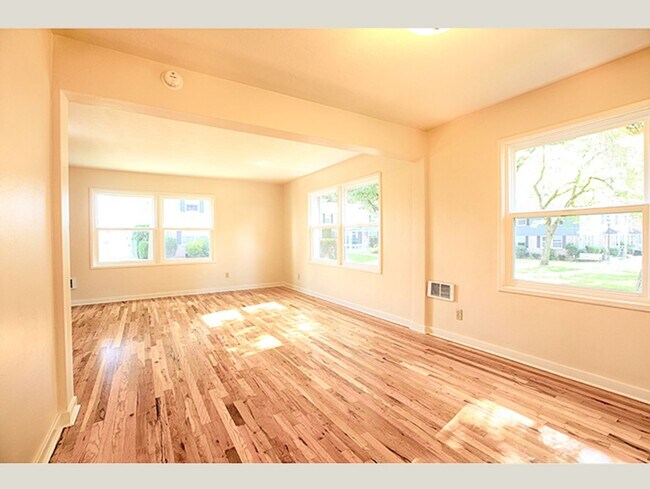Building Photo - Inviting Three-Bedroom Townhome in Peaceful Cedar Hills Setting!