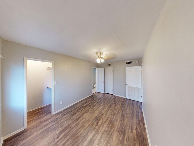 Building Photo - 5375 E Falls View Dr