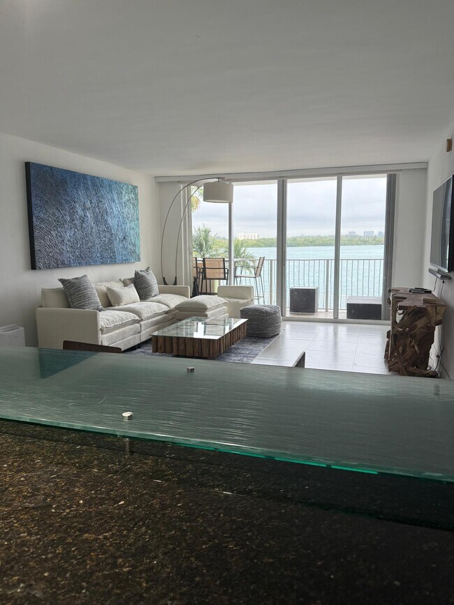 Building Photo - 10350 W Bay Harbor Dr