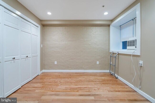 Building Photo - 1415 Chapin St NW