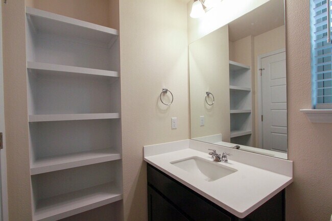 Building Photo - 3651 Sandy Brook Dr