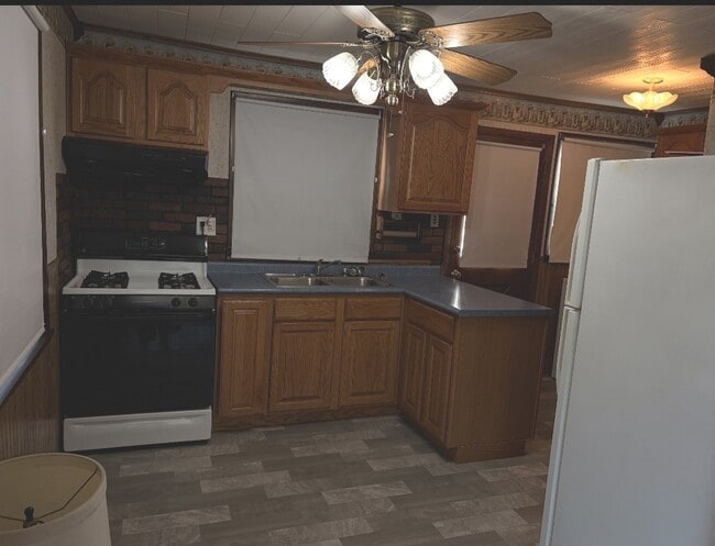 Building Photo - 17053 Lorenz Ave