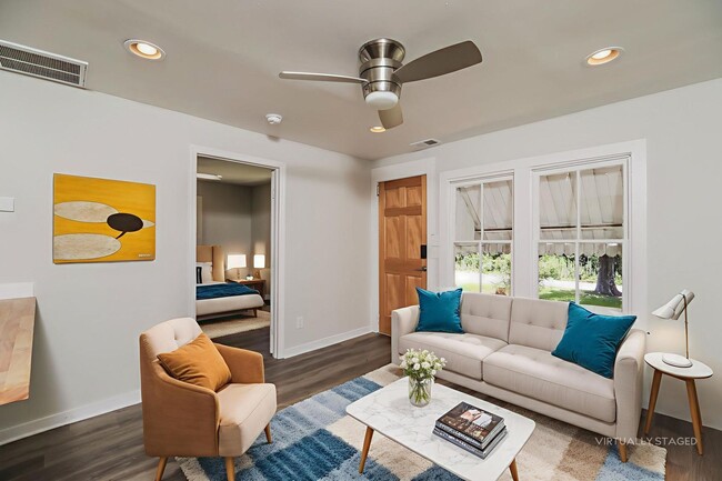 Building Photo - 1 bedroom / 1 bath ~ Just Renovated & Move...