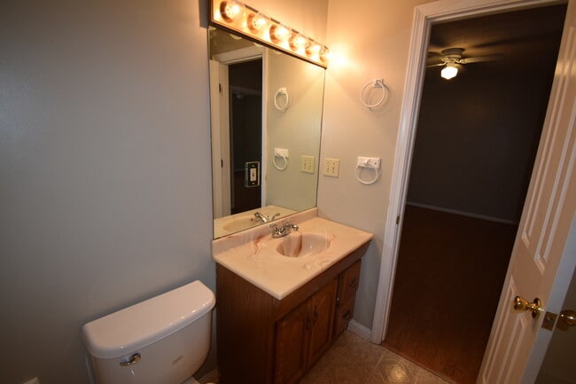 Building Photo - Great 2 Bedroom Apartment Near Campus!