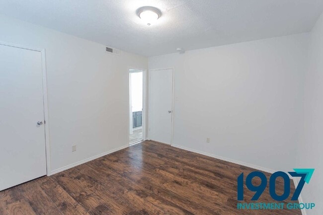 Building Photo - 611 Sinclair Dr