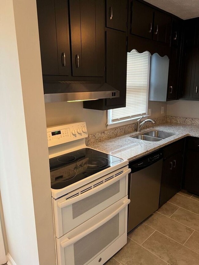 Building Photo - NOW READY!! 2 bedroom 2.5 bathroom in Snel...