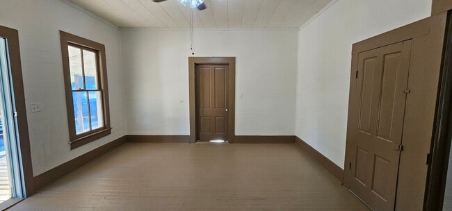 Building Photo - Enjoy a piece of history in this Vintage F...