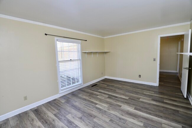 Building Photo - 549 Pringle Dr
