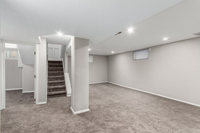 Building Photo - 1463L Dahlia St