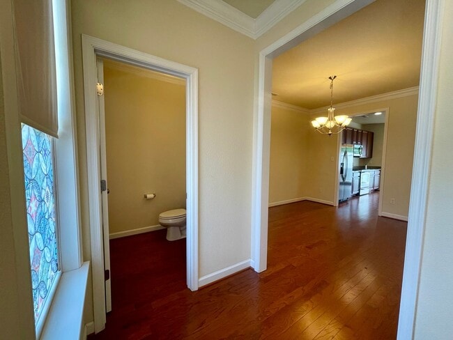 Building Photo - Stunning VB Townhome Style Condo
