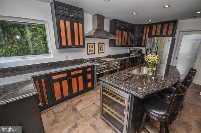 Building Photo - 3313 W Coquelin Terrace