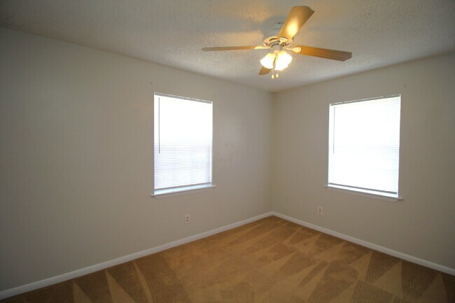 Building Photo - Gulf Breeze Rental: 3 Bedroom Brick Home w...