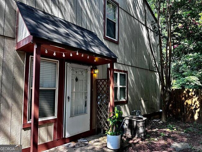 Building Photo - 1060 Falling Water Dr