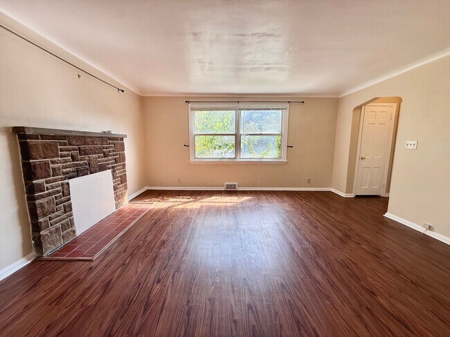 Building Photo - 2650 Cedarbrook Dr