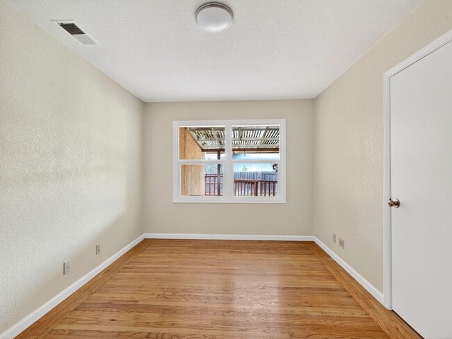 Building Photo - Single level home, convenient, charming neighborhood