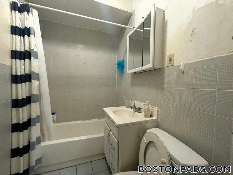 Building Photo - 463 Park Dr