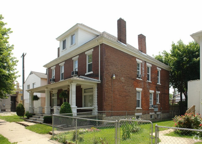 Primary Photo - 31-33 W 8th Ave