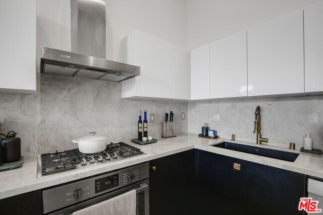 Building Photo - 118 S Kenwood St