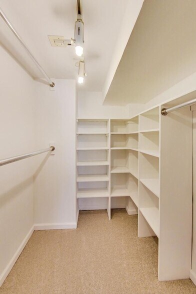 Building Photo - 201 E Chestnut St