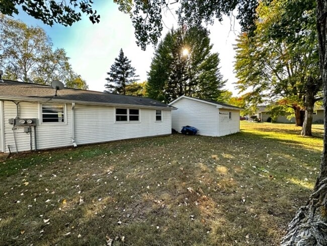 Building Photo - 2202 Sunny Ln