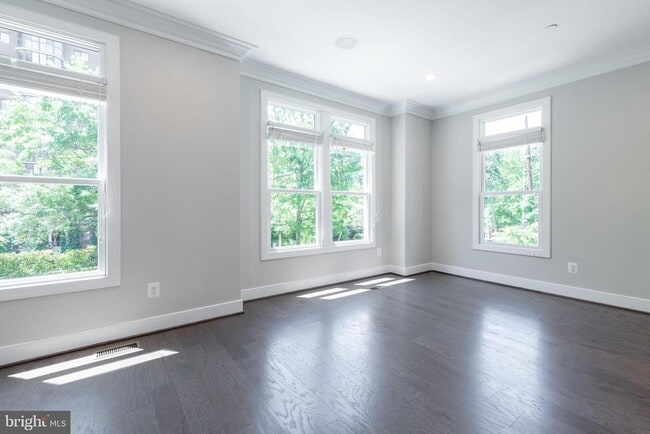 Building Photo - 1527 16th Rd N