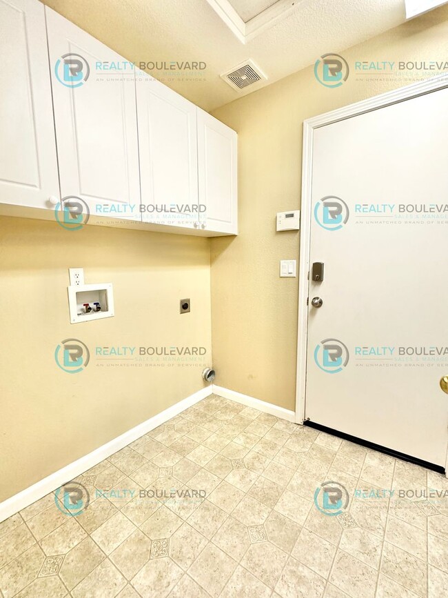 Building Photo - $500 Off Move-In Costs!! Great 3 Bedroom 2...