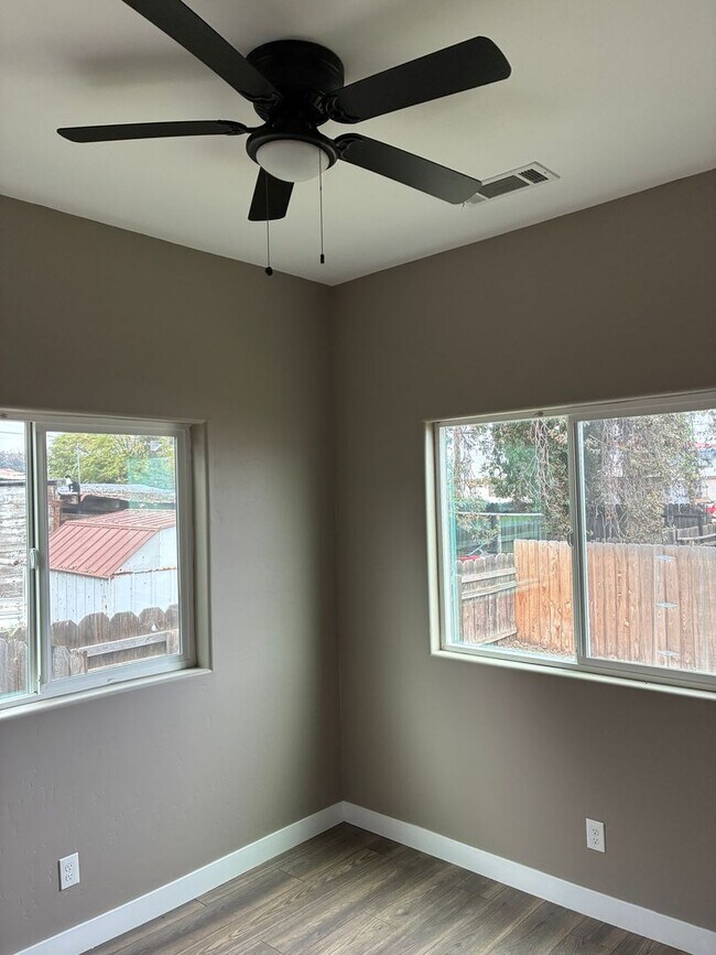 Building Photo - 2 Bedroom 2 Bath Home