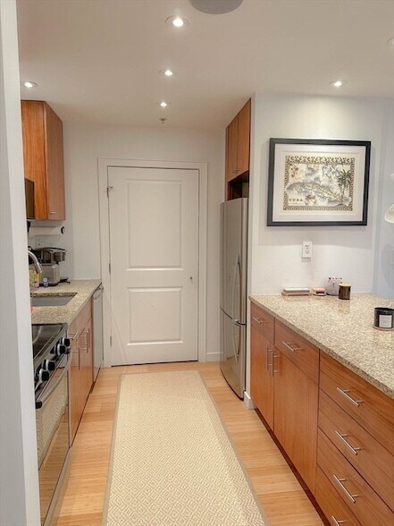 Building Photo - 16 Miner St