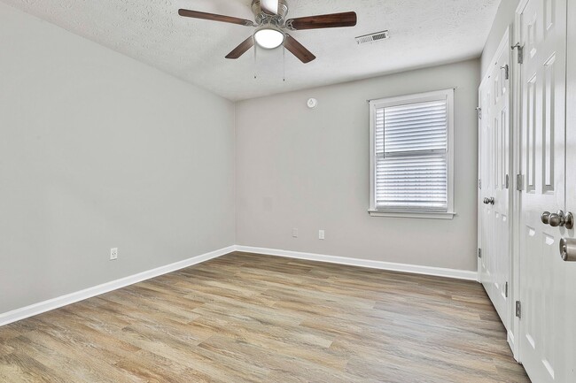 Building Photo - Immaculate 2bed/2ba in Fayetteville with Lawn Care Included