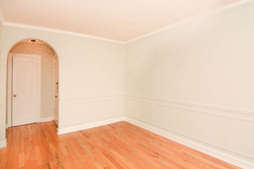 Building Photo - 516 W Surf St