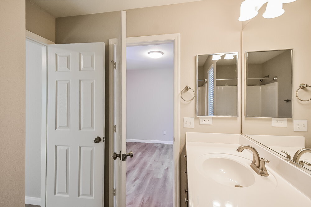 Building Photo - 10541 W Gilmore Ave