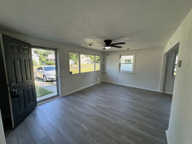 Building Photo - 2 bed, 1 bath Home in Elkhart IN   ACCEPTI...