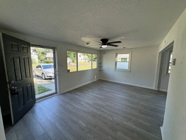 Building Photo - 2 bed, 1 bath Home in Elkhart IN   ACCEPTING SECTION 8