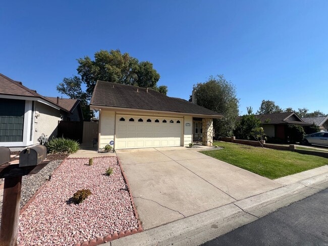Building Photo - Lake Forest House with 4 bed 2 bath plus loft