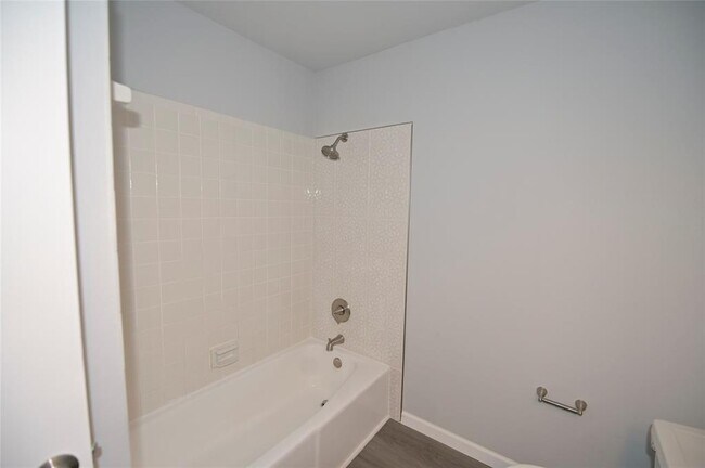 Building Photo - 112 Forestwood Dr