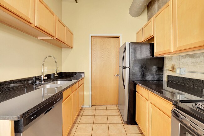 Building Photo - $2,350 - Urban 2 bed 2 bath Condo in Golde...