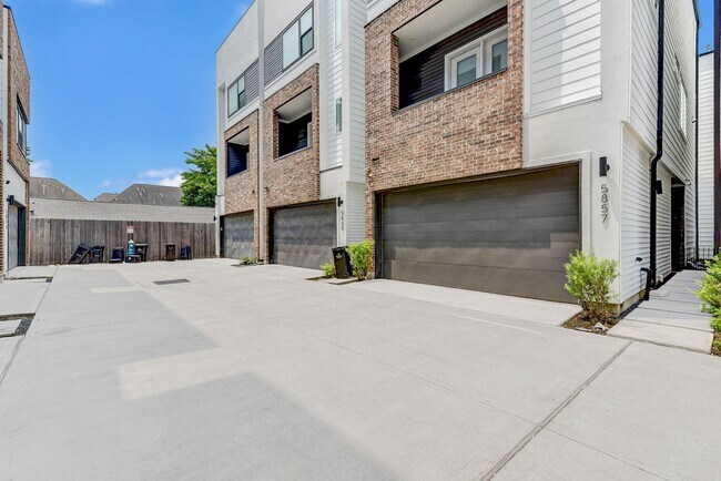 Building Photo - 5857 Dolores St