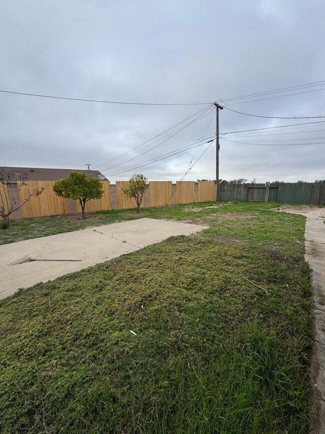 Building Photo - Newly Renovated 3 Bedroom 2 Bathroom Home ...