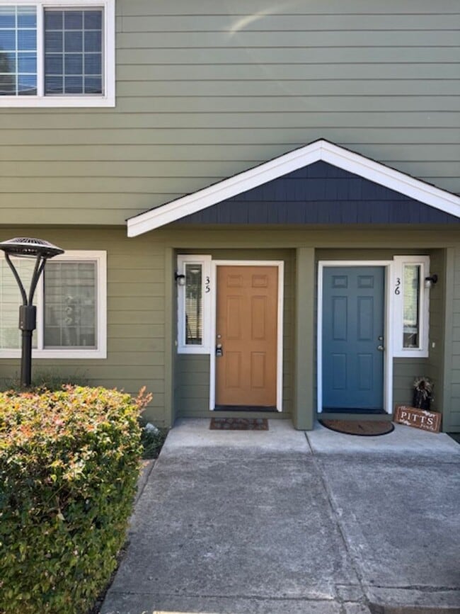 Building Photo - TOWNHOMES OF OAK COURT!!  REMODELED 2 BEDROOM