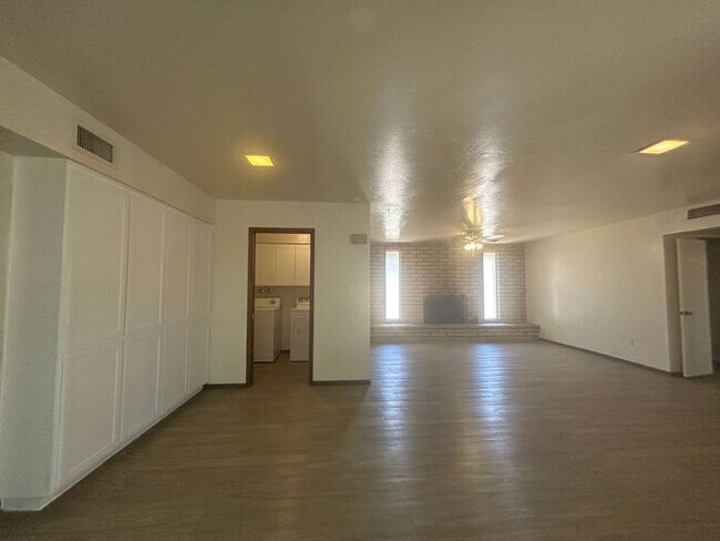 Building Photo - 2141 E Manhatton Dr