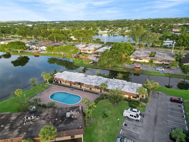 Building Photo - 416 Lakeside Dr