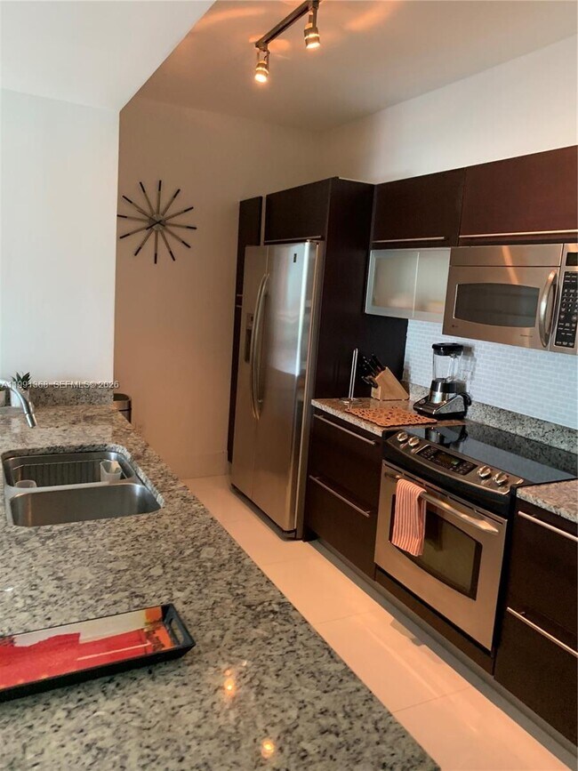 Building Photo - 950 Brickell Bay Dr