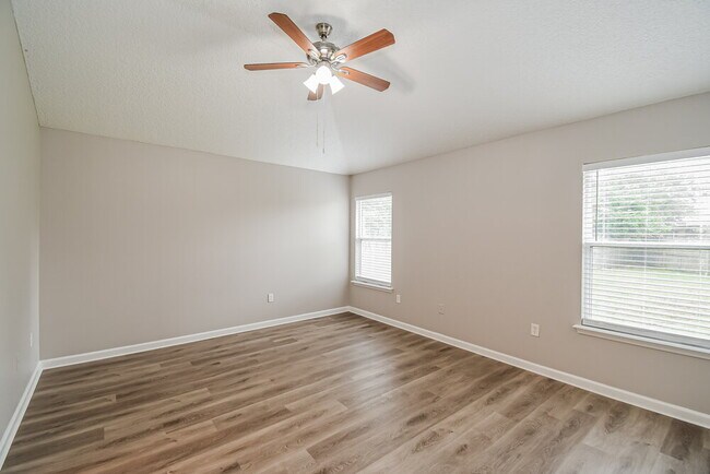 Building Photo - 3290 Silverado Cir