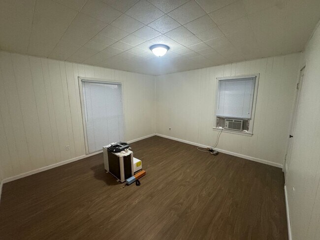 Building Photo - CUTE!!! 2 Bedroom 1 Bath Cute Home with Beautiful Landscaping and Garage