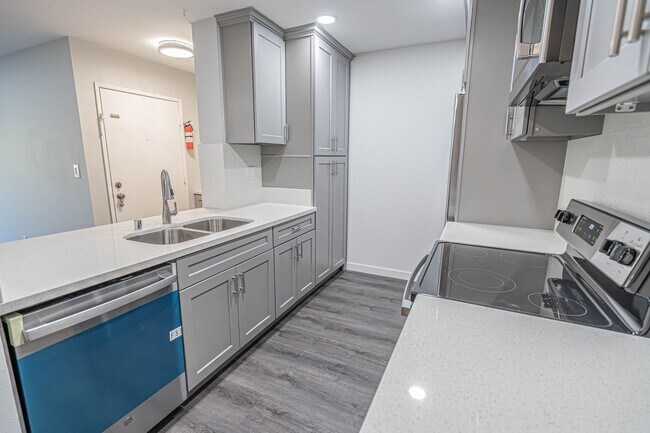 Building Photo - Fully Remodeled 2 Bedroom Condo for Rent in Valencia!