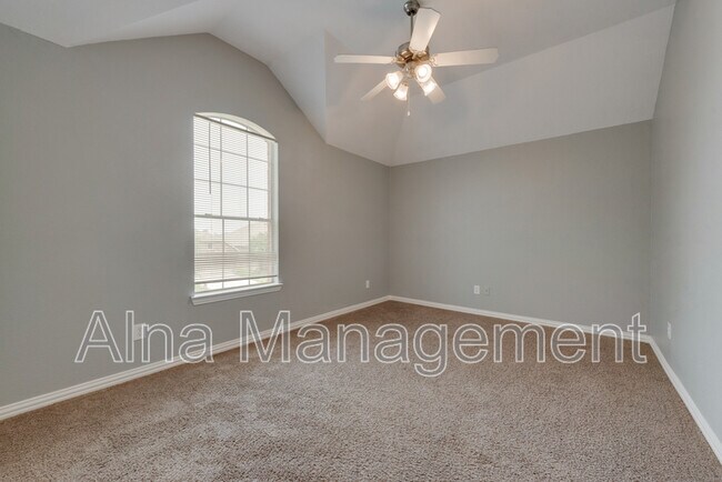 Building Photo - 2640 Lake Ridge Dr
