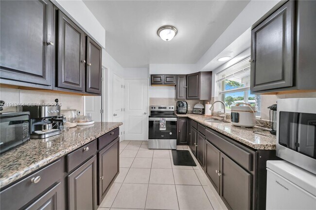 Building Photo - 246 SE 44th St