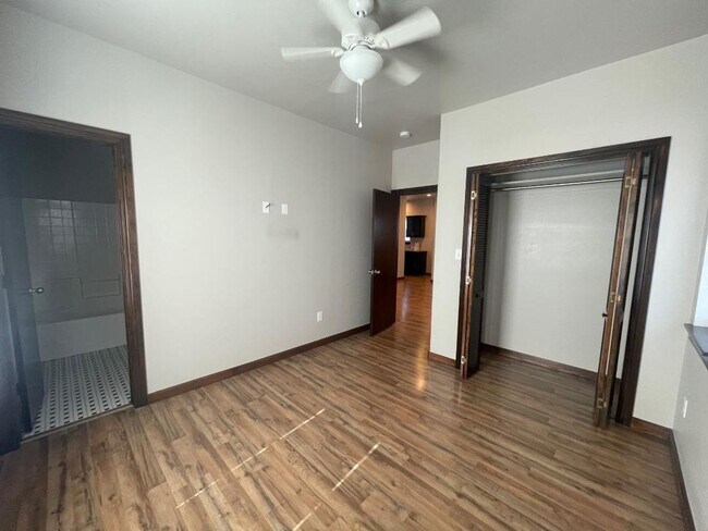 Building Photo - 2 Bed / 2 Bath Apartment with 3-Car Garage – Central Norman – Available Now!